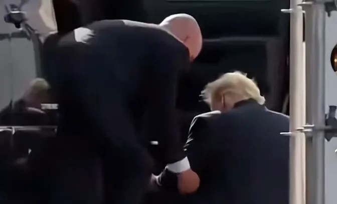 Videoja e manipuluar e Donald Trump duke u rrëzuar pranë makinës presidenciale