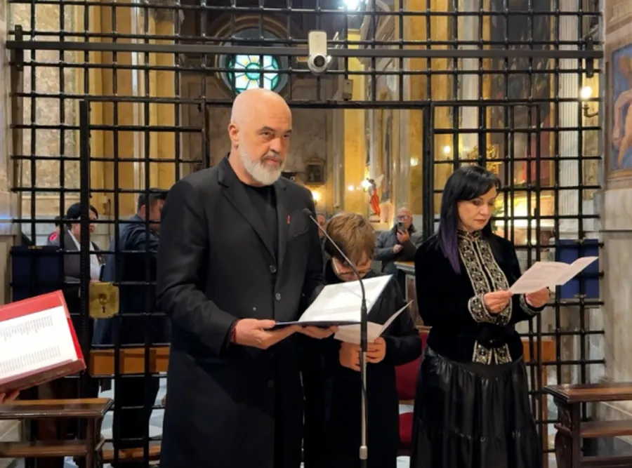 Kryeministri Edi Rama dhe zonja e parë Linda Rama gjatë një vizite në Vatikan