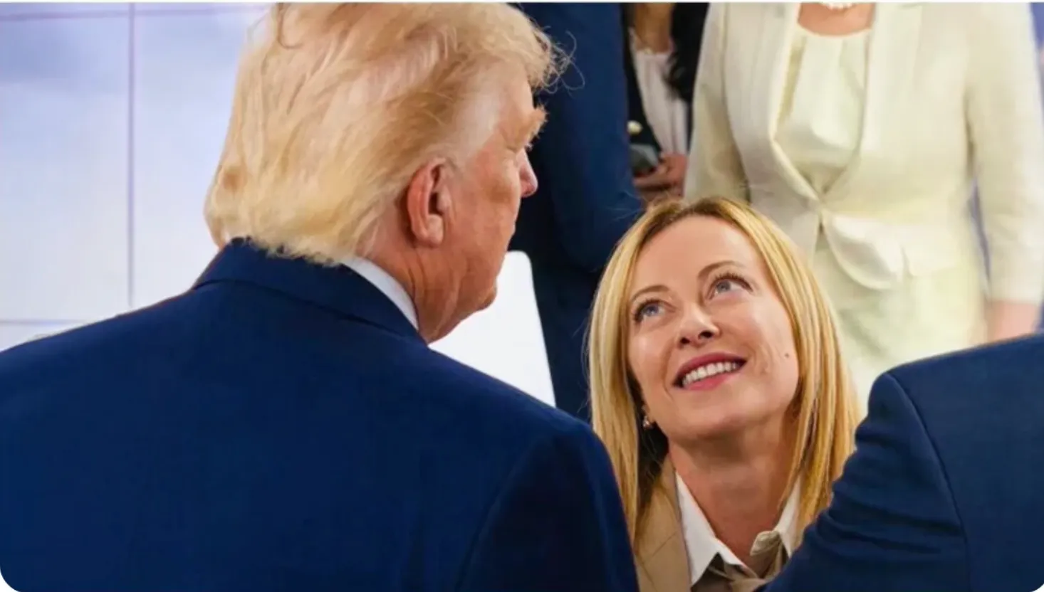 Fotoja e modifikuar e Giorgia Melonit dhe Donald Trump nga samiti i G7